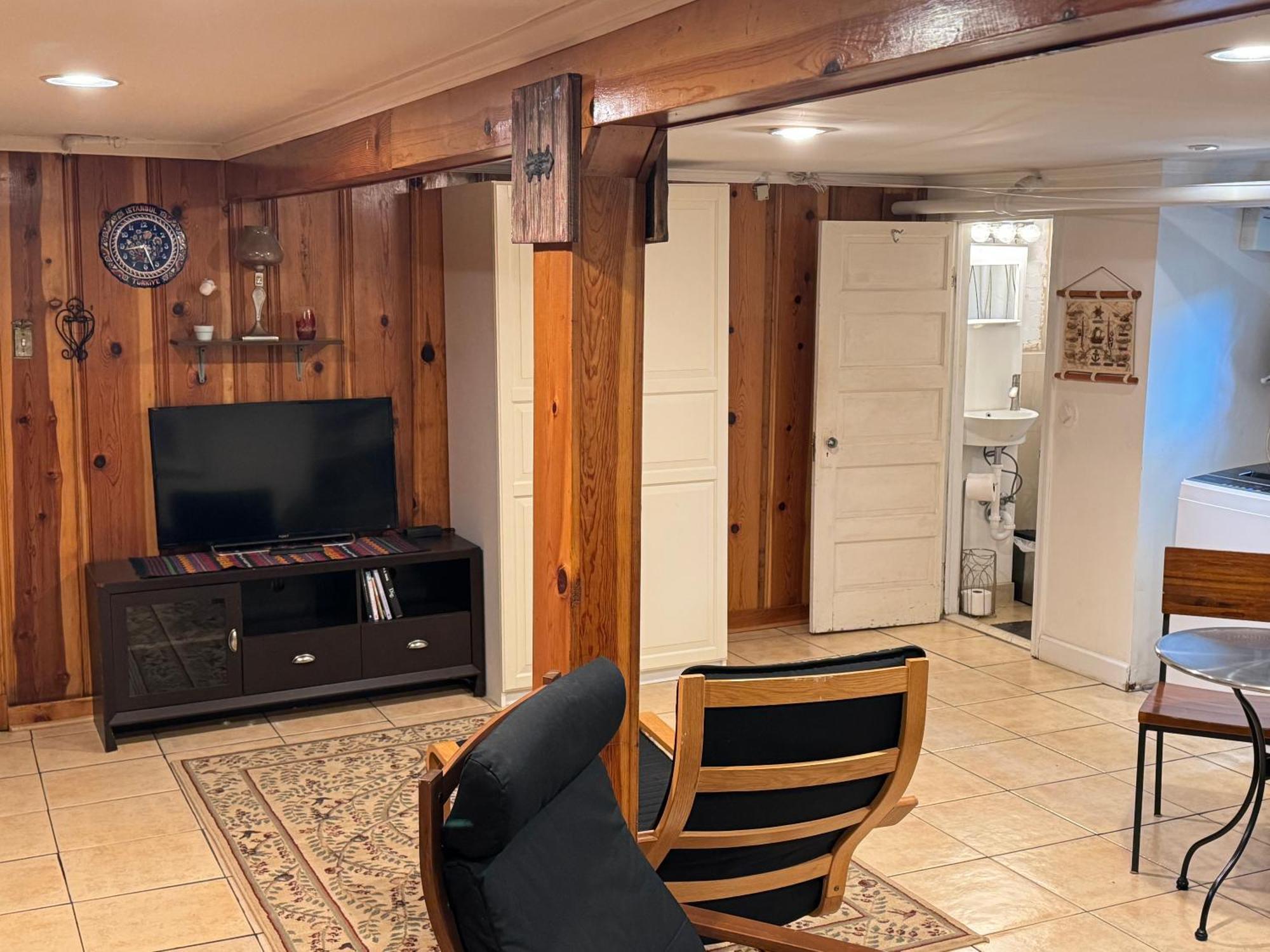 First Floor One Bedroom Apartment With Full Kitchen & Bath ワシントン エクステリア 写真